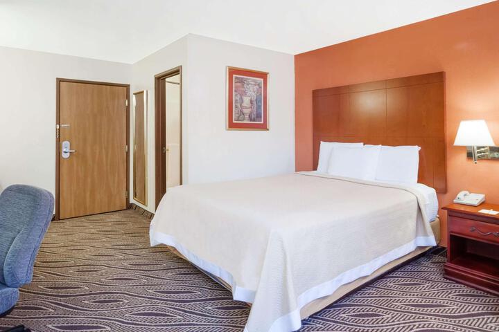 1 Queen Bed (13 of 20)