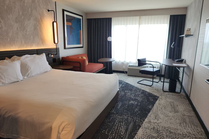 1 King Size Bed (19 of 24)