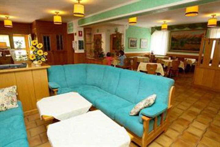 Lounge 37 of 51