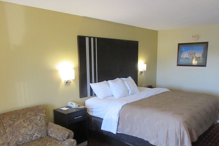 1 King Bed (4 of 11)