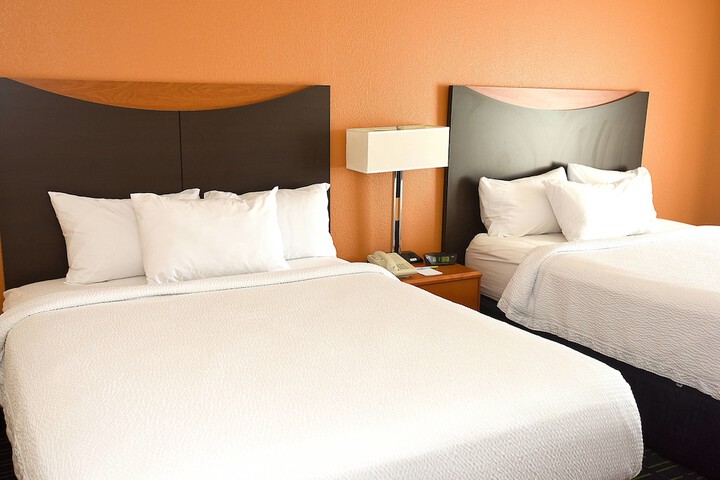 1 Queen Bed (8 of 10)