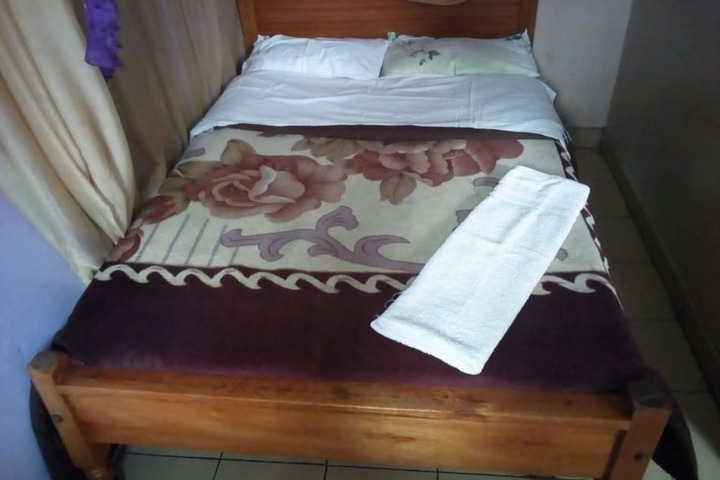 Room 6 of 10