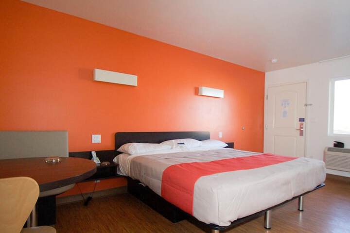 1 King Bed (12 of 12)