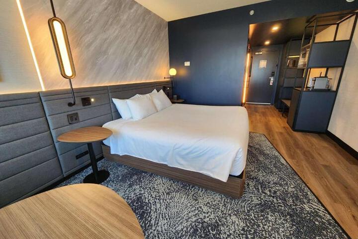 1 King Size Bed (3 of 24)