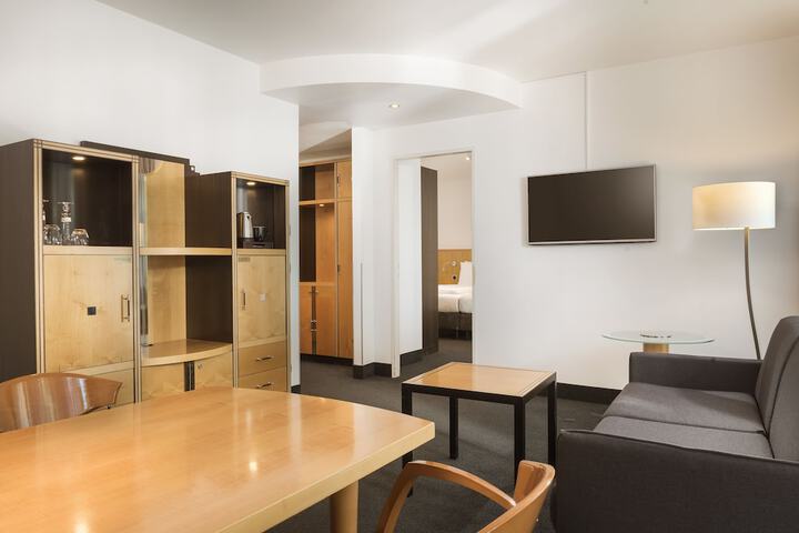 Room 8 of 102