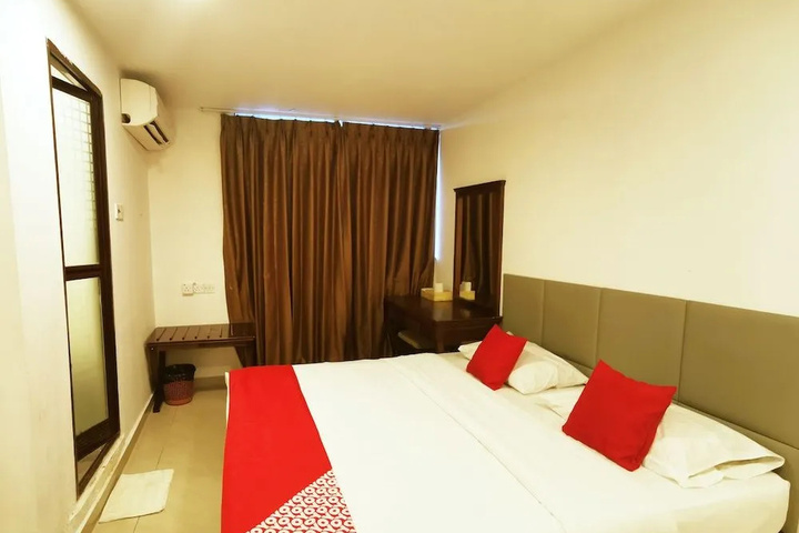 Room 6 of 13