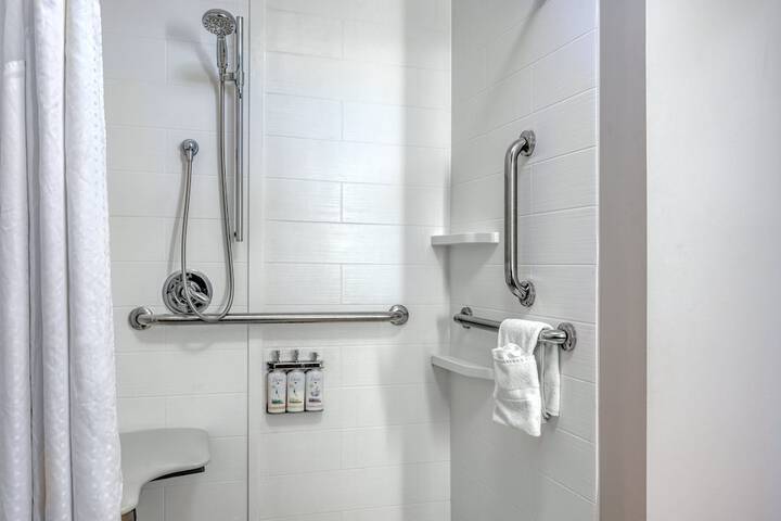 1 King Stndrd Comm Mobility Accessible Roll Shower (10 of 25)