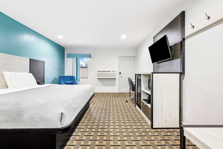 1 King Bed (6 of 12)