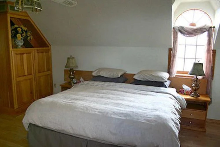 Room 4 of 7