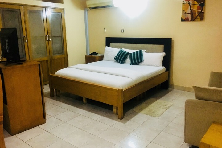Room 14 of 34