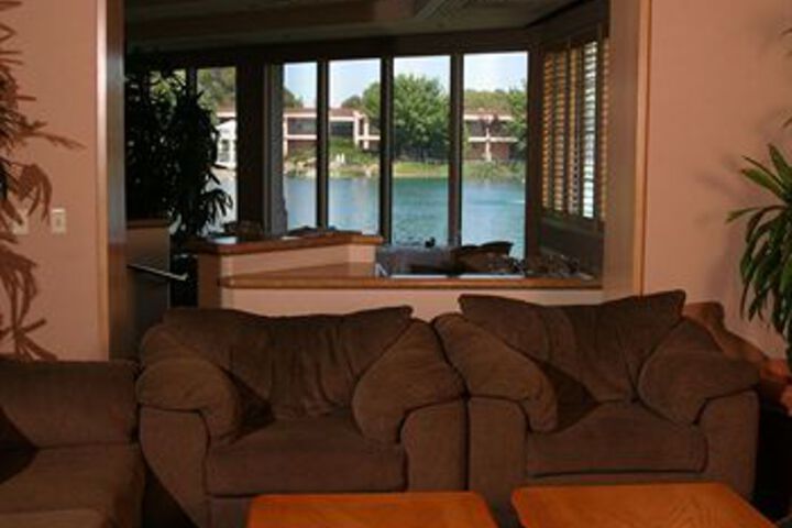 Lounge 40 of 72