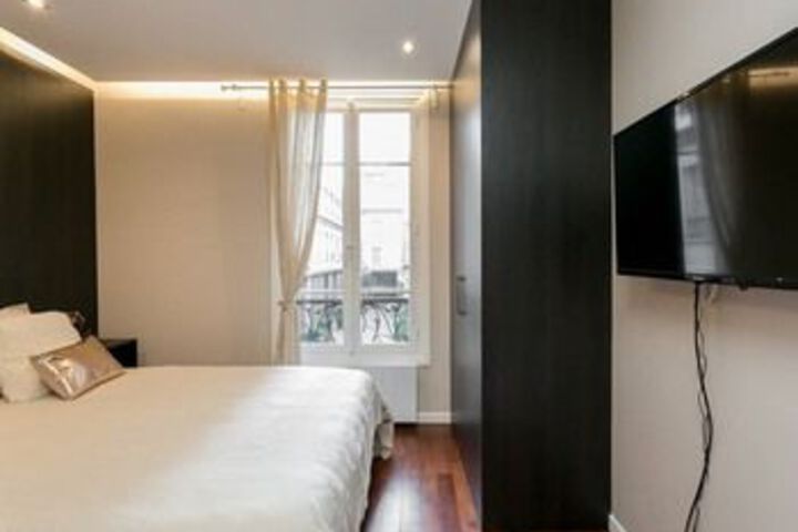 Room 9 of 18