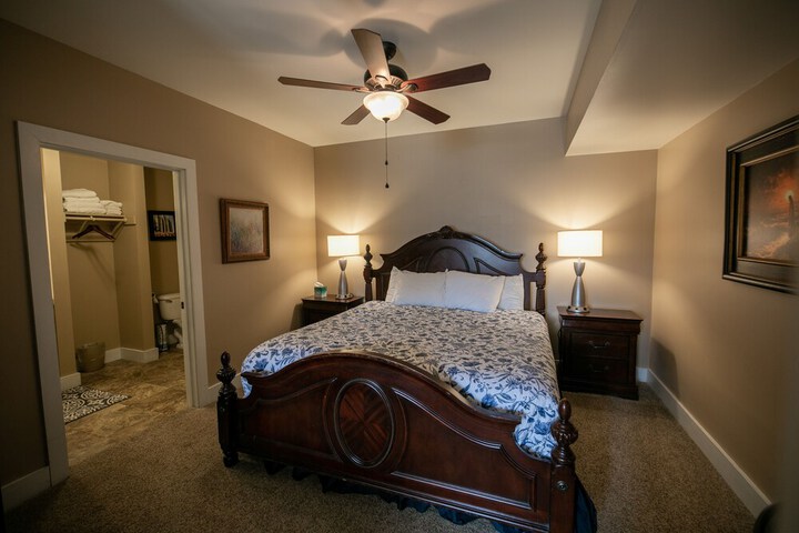 1 King Bed (12 of 40)