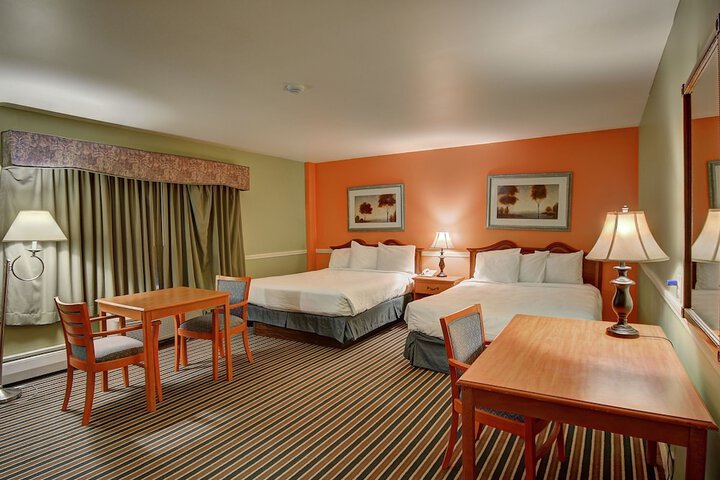2 Queen Beds (2 of 6)