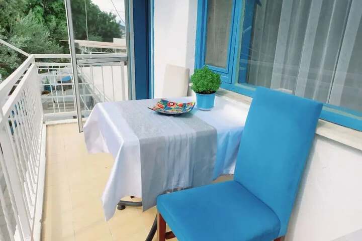 Room 4 of 32