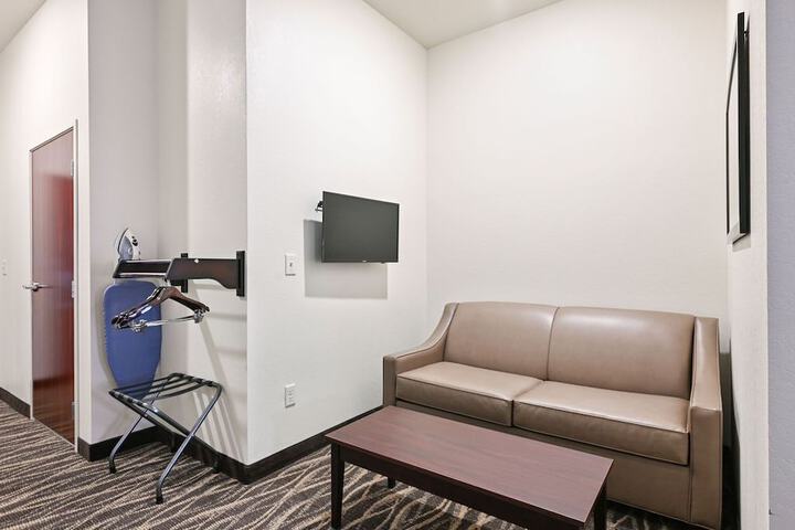 1 King Bed Accessible (15 of 32)