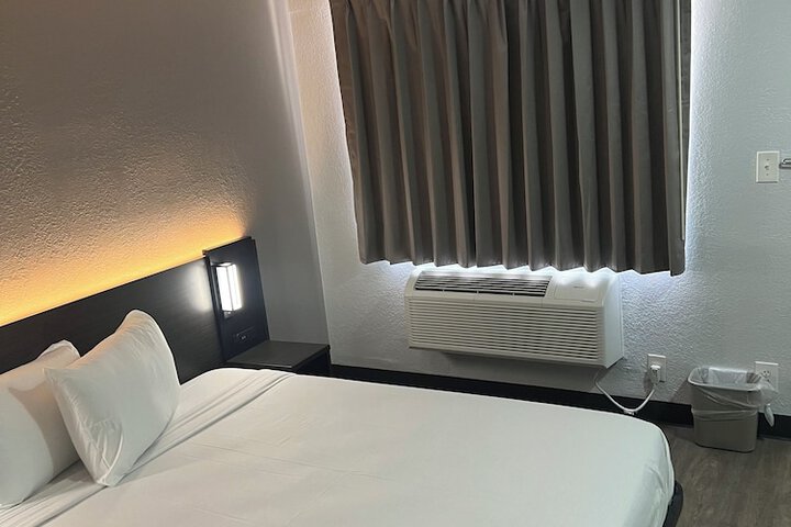 1 Queen Bed (5 of 14)