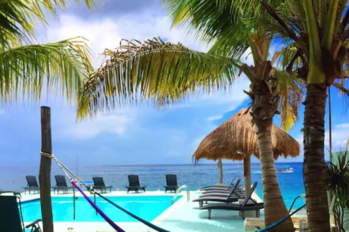 Hotel Pool