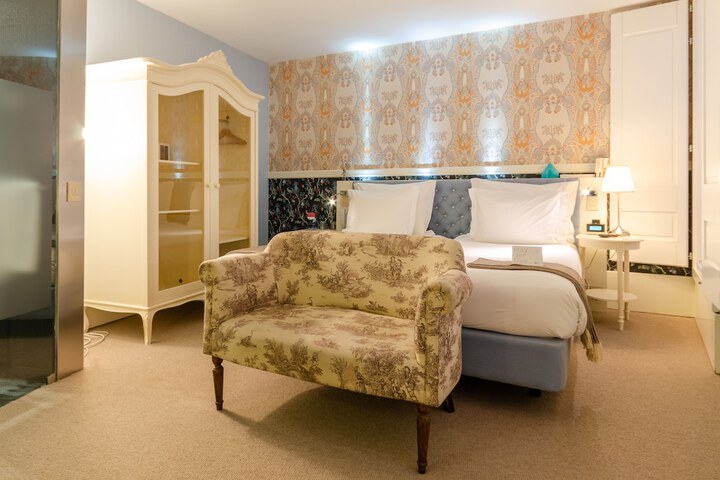 Room 13 of 63