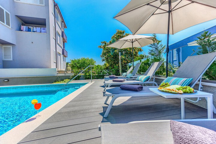 Pool 106 of 114