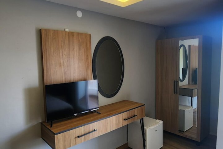 Room 5 of 18