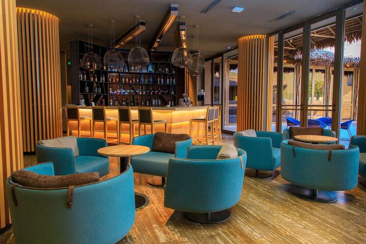 Lounge 65 of 83