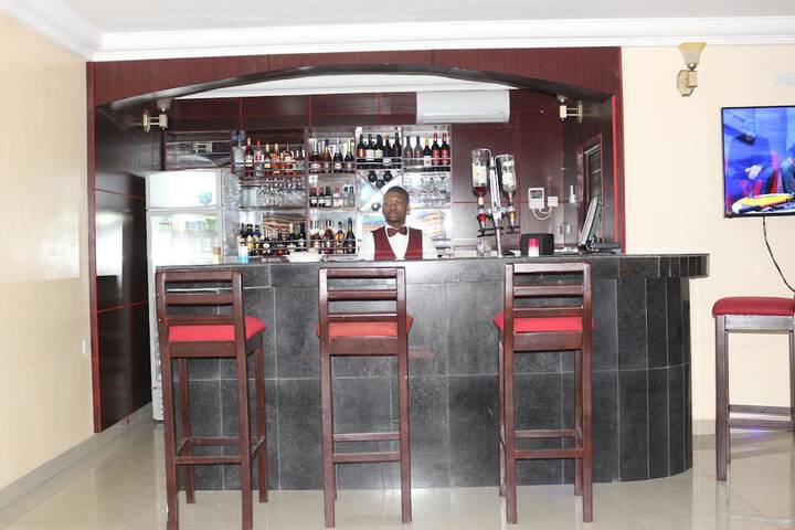Lounge 16 of 18