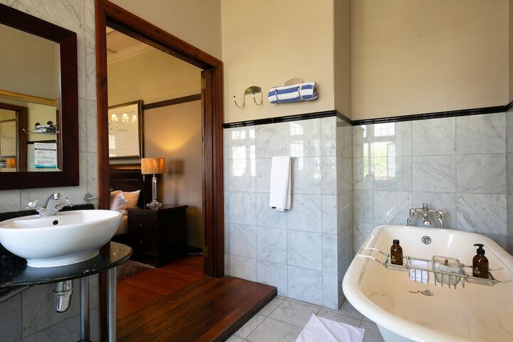 Room 143 of 221