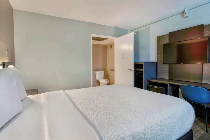 Room 52 of 99