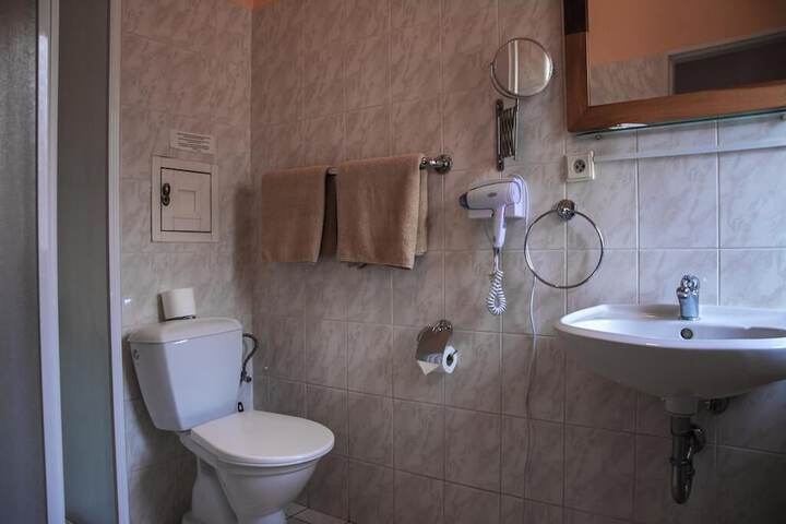 Room 5 of 6