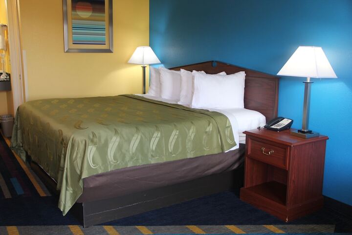 1 King Bed (10 of 10)