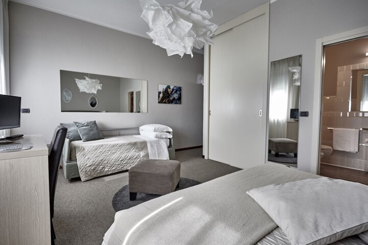 Room 13 of 74