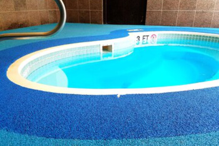 Indoor spa tub