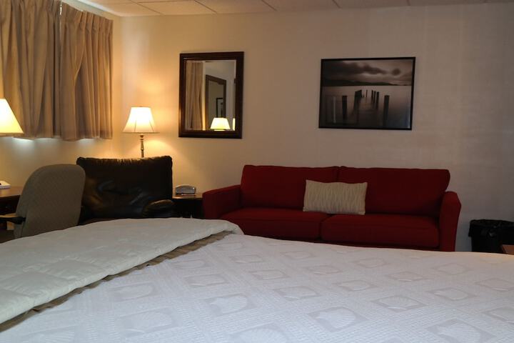 Room 4 of 100