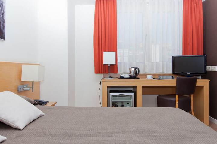 Room 4 of 48