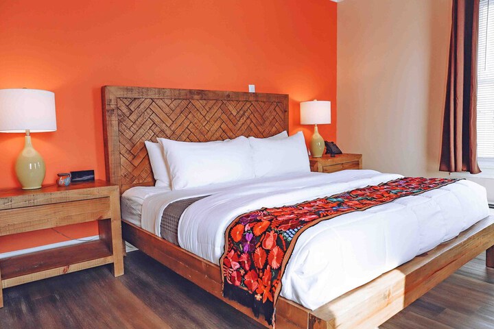1 King Bed with Scenic View (5 of 11)