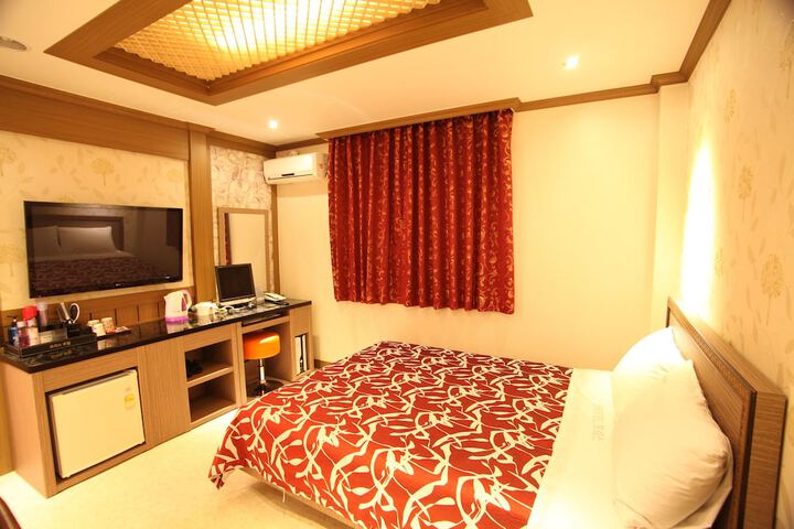 Room 10 of 14