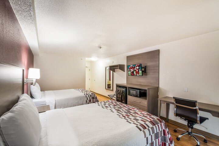 1 Queen Bed (1 of 14)
