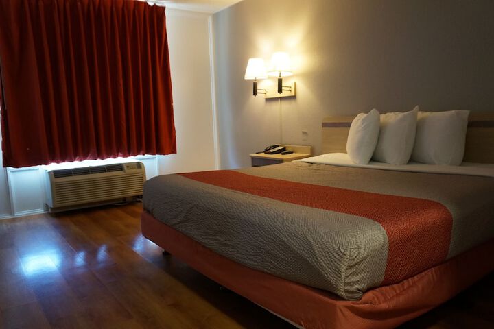 1 King Bed (3 of 3)