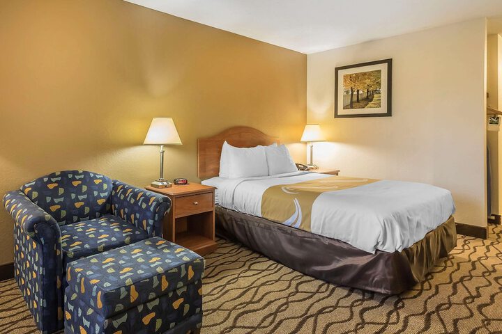 Standard Queen Bed Accessible (3 of 14)