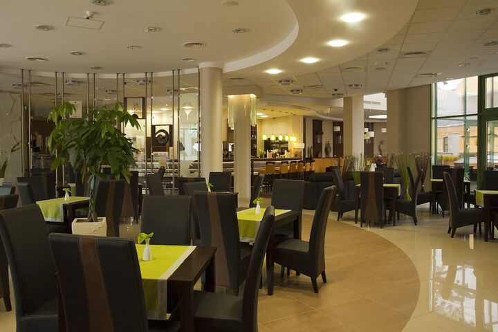 Dining 33 of 50