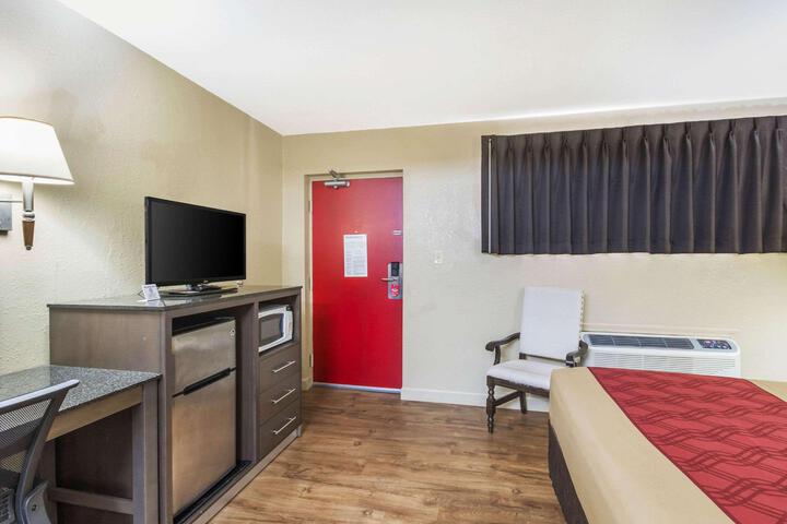 1 Queen Bed (2 of 6)