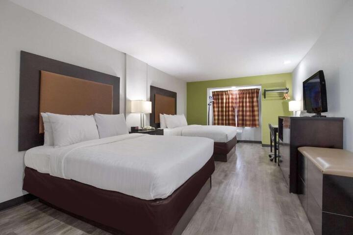 2 Queen Beds (8 of 10)