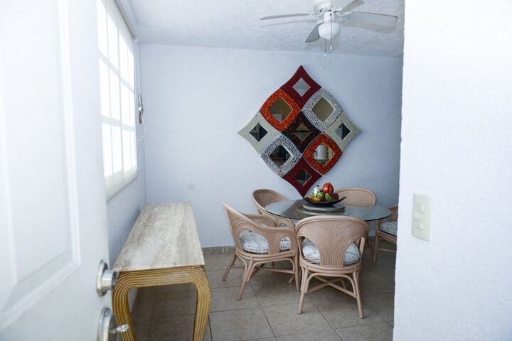 Room 4 of 9