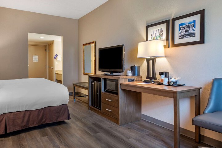 1 King Bed (5 of 15)
