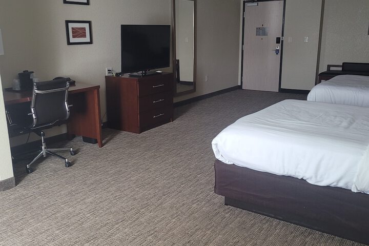 1 Queen Bed (7 of 11)