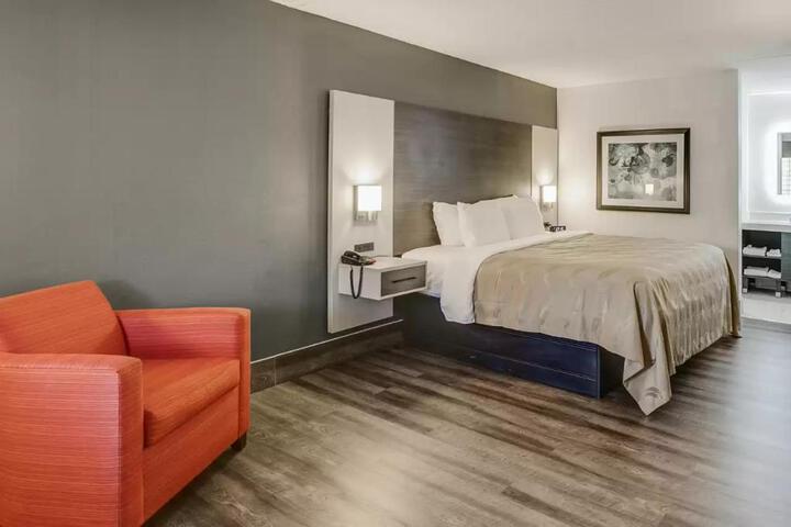 1 King Bed (9 of 10)