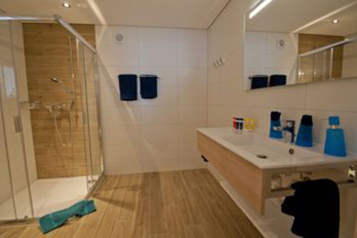 Room 25 of 188