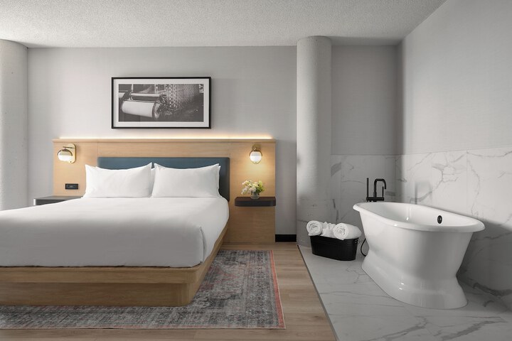 1 King Bed (19 of 21)