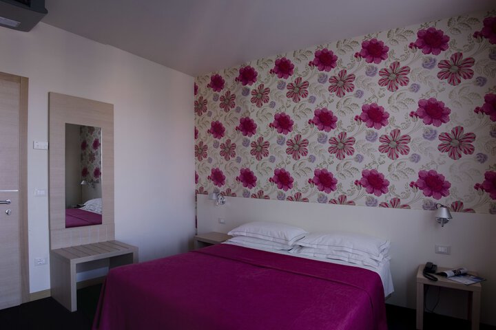 Room 9 of 21